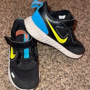 Nike Kids Black and Blue Athletic Shoes size 9C. Girls tennis shoes smoke free